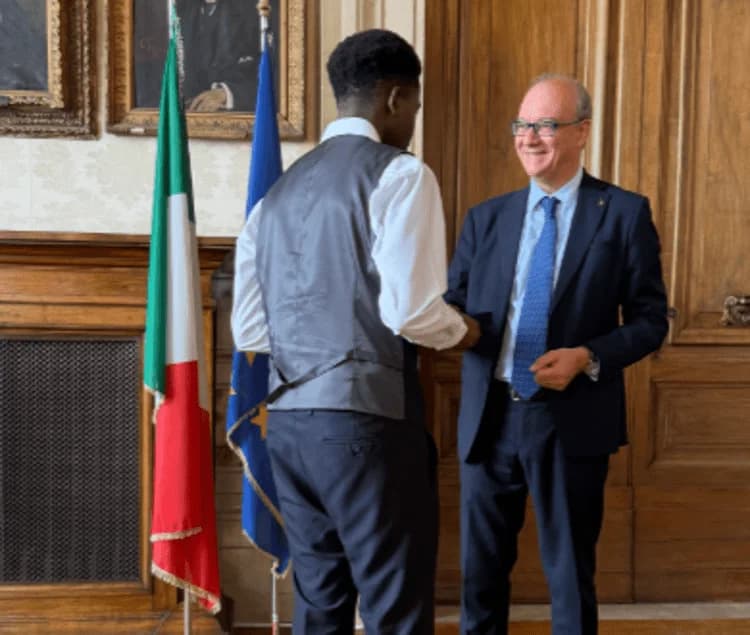 Studente premiato da Valditara per aver salvato la professoressa accoltellata a Roma