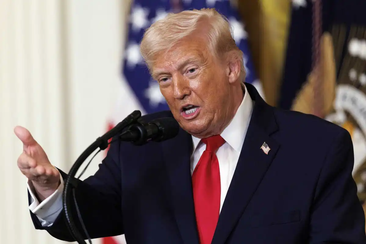Trump bombarda l’isola di Kharg: «Annientati gli obiettivi militari». Usa pronti a scortare le petroliere nello Stretto di Hormuz