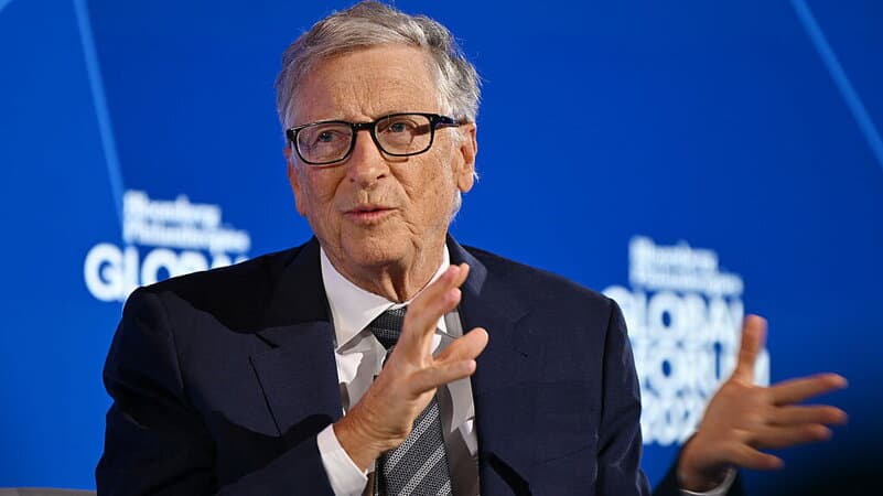Bill Gates mette in guardia sui pericoli dell'IA: «Gli Stati Uniti devono guidare con una normativa»