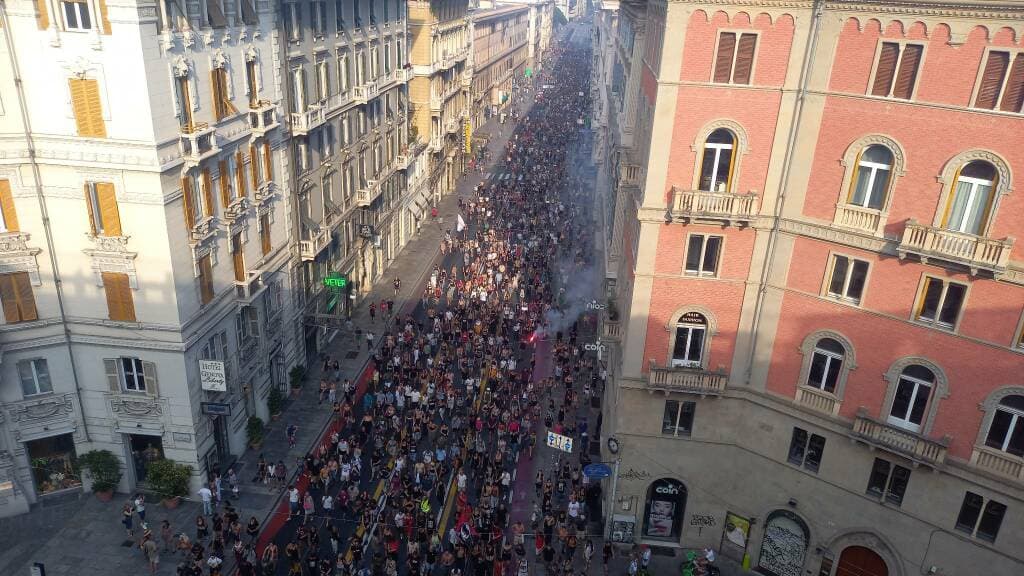 Genova commemora il G8 del 2001: migliaia in marcia tra Diaz, piazza Alimonda e De Ferrari