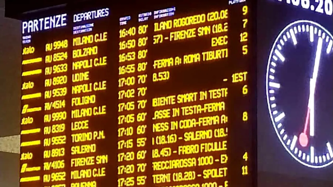 Alta velocità nel caos tra Roma, Napoli e Firenze: sabotaggi ai cavi, treni in forte ritardo