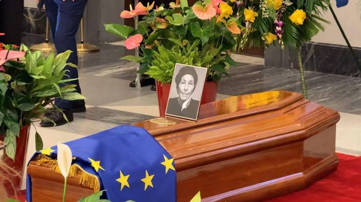 Roma rende omaggio a Emma Bonino: folla in Campidoglio e tributo bipartisan dalla politica