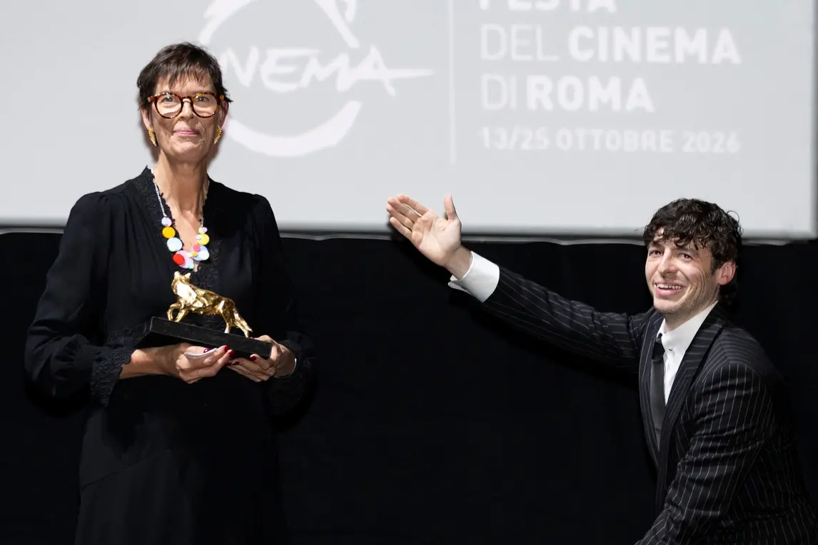 Roma 2026: Clio Barnard trionfa al Festival del Cinema, premiati anche Kasia Smutniak e Paolo Pierobon