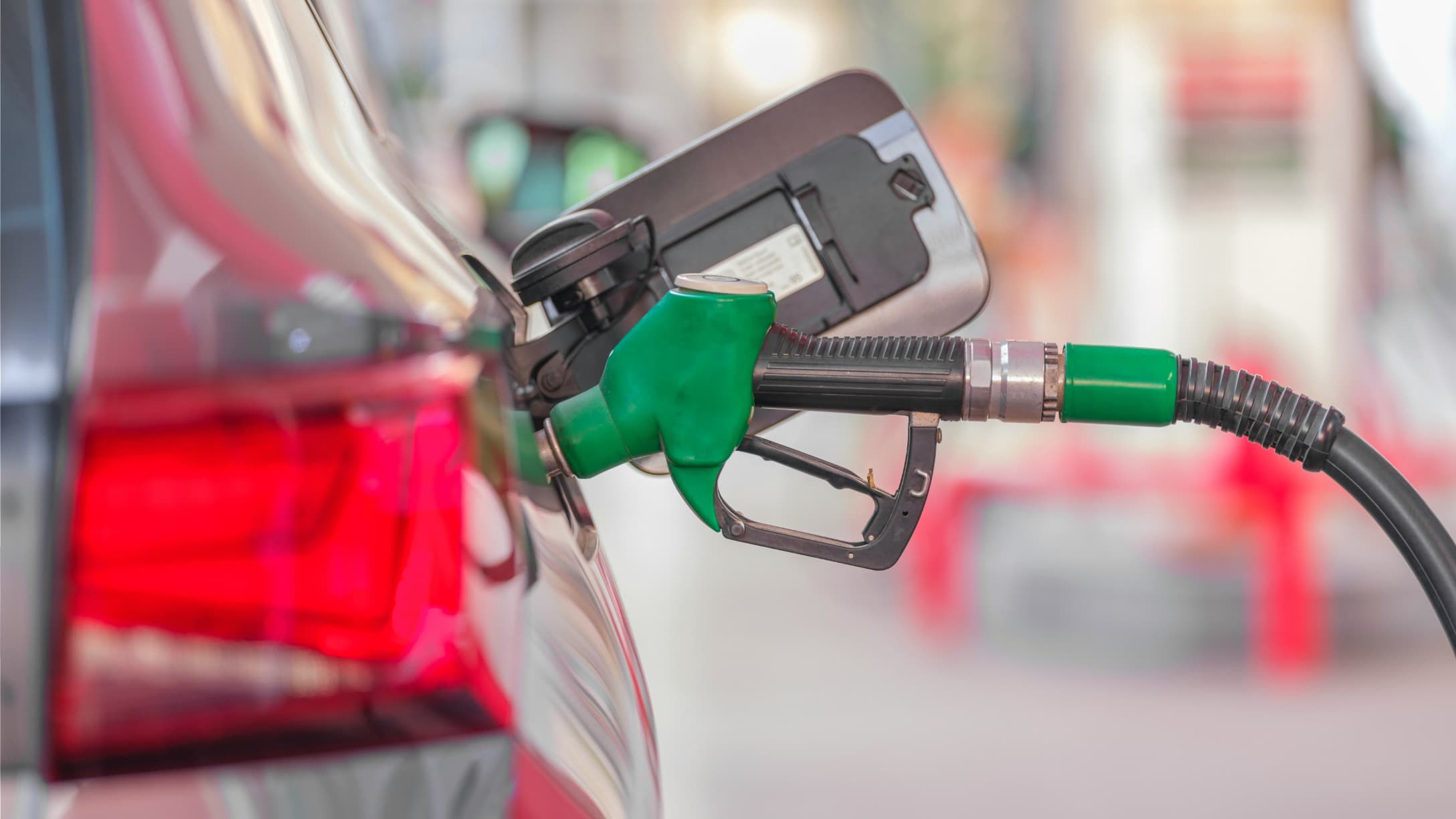Prezzi dei carburanti in aumento: il governo considera il ritorno delle accise mobili