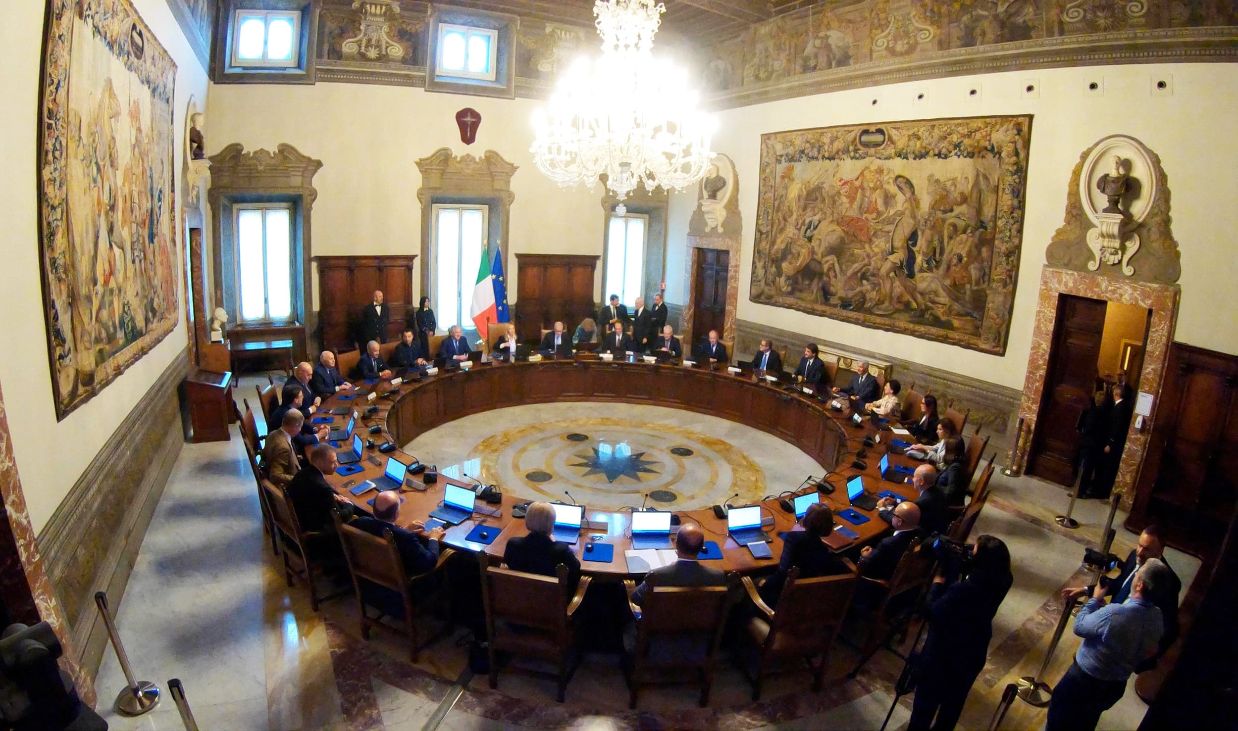 Decreto lavoro verso il Cdm: incentivi legati al “salario giusto” e nuove regole per i rider