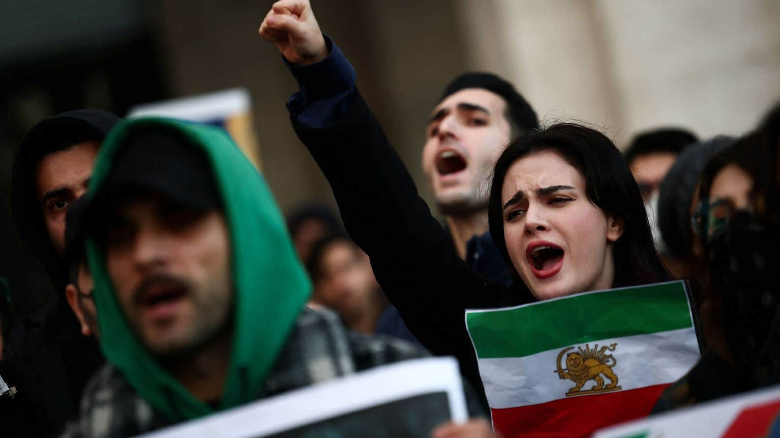 Iran: Trump valuta attacchi mirati, Teheran chiude lo spazio aereo
