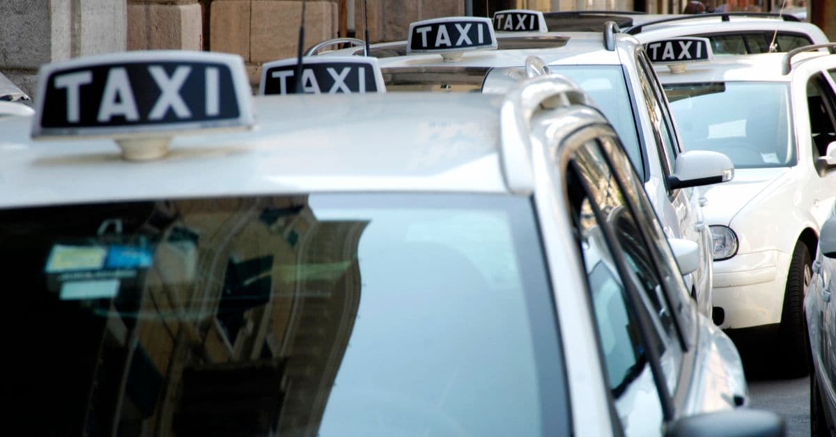 Prezzi dei carburanti in aumento, taxi e Ncc in protesta a Roma: sit-in al ministero dei Trasporti, sciopero possibile